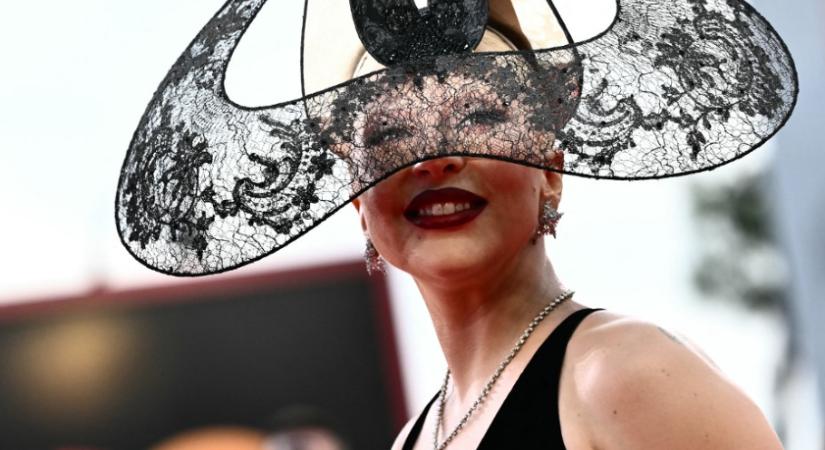Csillár a fürdőbe? Úgy érdemes, ahogy Lady Gaga csinálja!