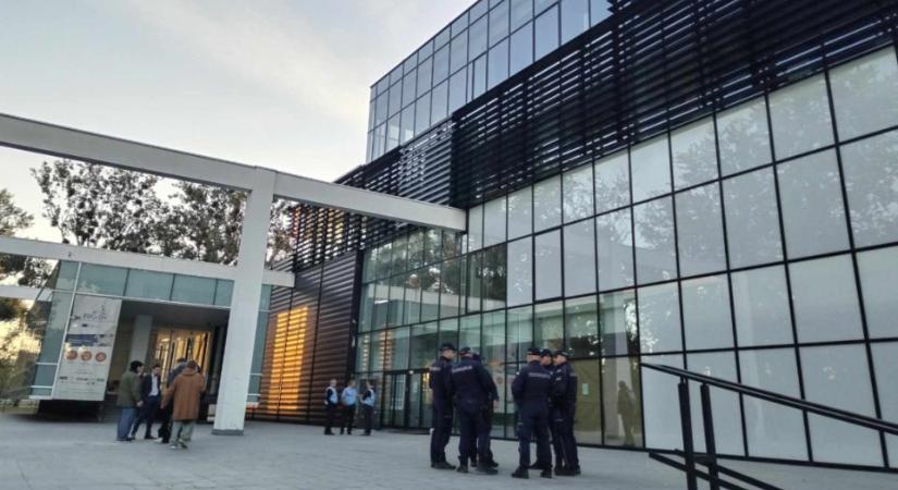 A rendőrség a Bölcsészkarról átment a Rektorátus épületébe, az alkalmazottak egy része nem hajlandó bemenni