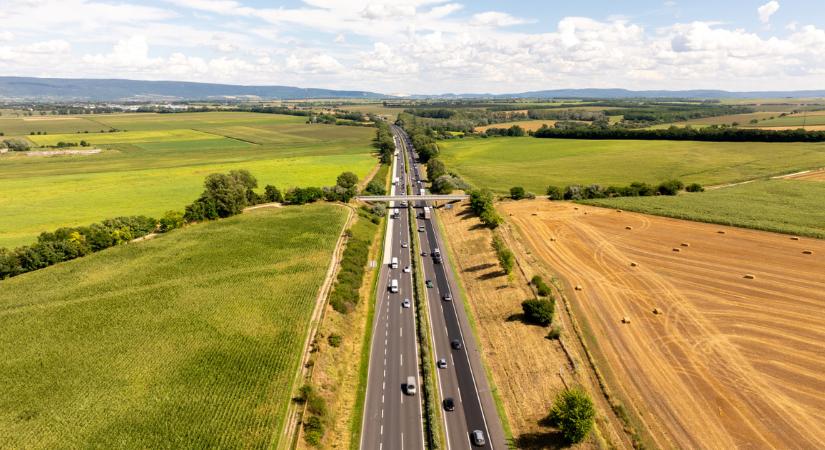Bejelentette a kormány: jön a kedvezményes autópálya-matrica az M1-es felújítása miatt