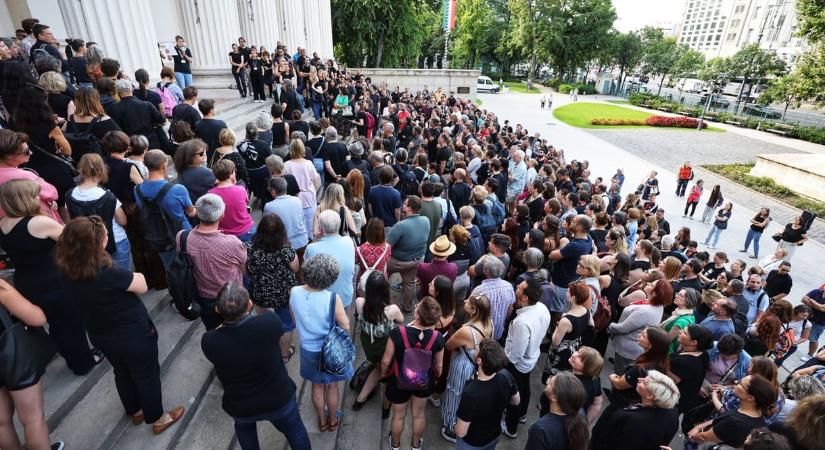 "A munkaszobámat takarító alkalmazott többet keres, mint én"– a Nemzeti Múzeum több száz munkatársa demonstráción üzent Demeter Szilárdnak