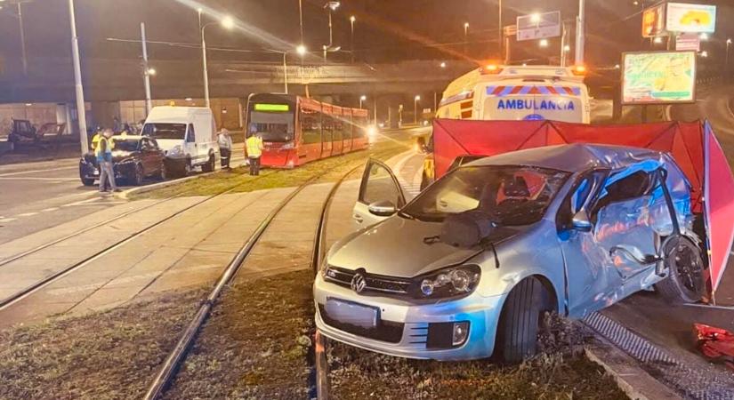 Villamossal ütközött a Volkswagen, a hátsó ülésen ülő nő szörnyethalt