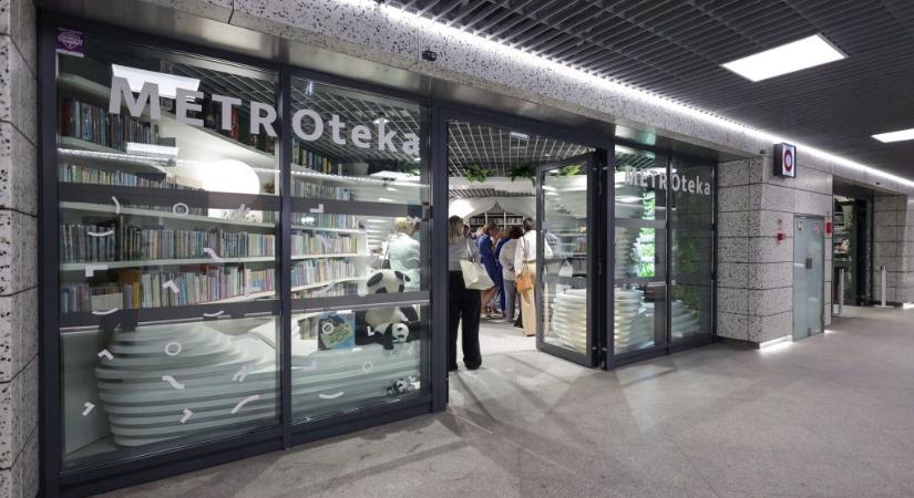 Varsóban könyvtár nyílt egy metrómegállóban, így szoktatnák le az embereket a telefonozásról