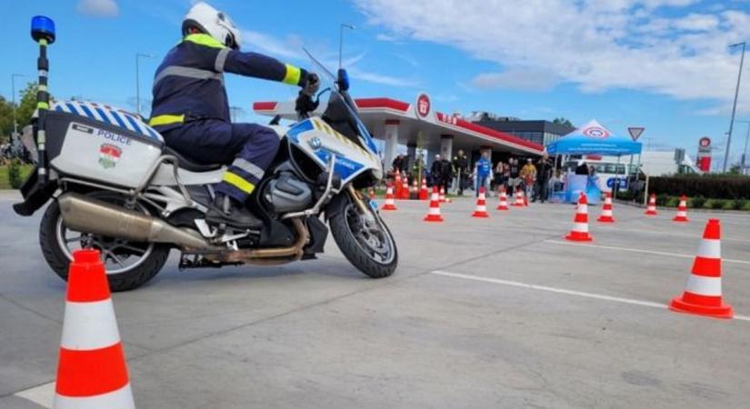 Autók, motorok és quadok találkoztak Téten, a rendőrök is ott voltak