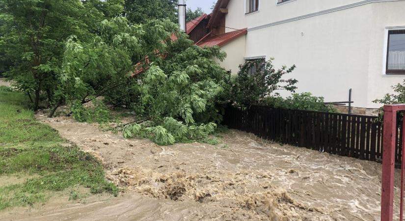 Árvízriadó öt erdélyi megyében kedd délig