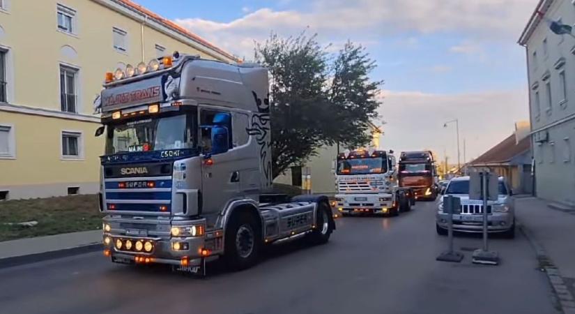 Motorzúgás, krómozott monstrumok és füstfelhő (videó)