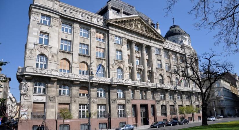 Árverésre bocsátotta az állam a Belügyminisztérium Tiborcz-szállodák szomszédjában álló épületmonstrumát