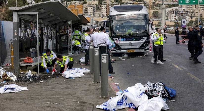 Terrortámadást követtek el Jeruzsálemben buszok ellen – többen meghaltak, a merénylőket is agyonlőtték