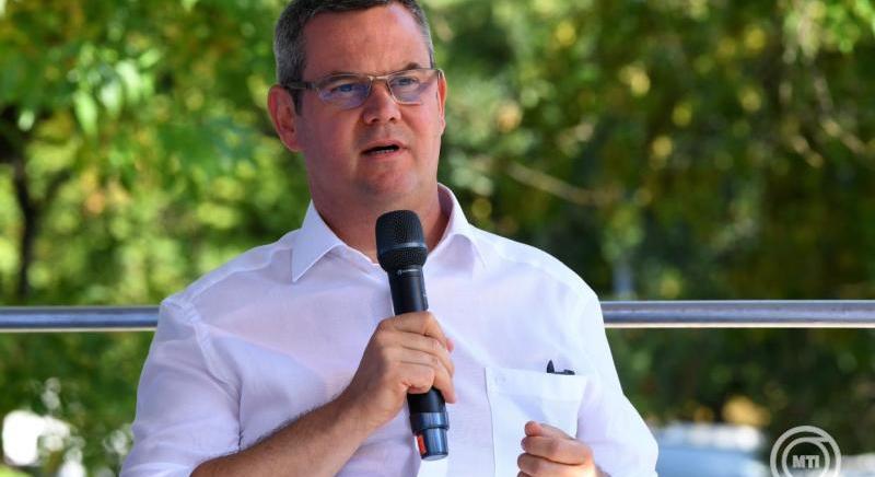 Takács Péter szélmalomharcról, kórházadósságról, étkeztetésről