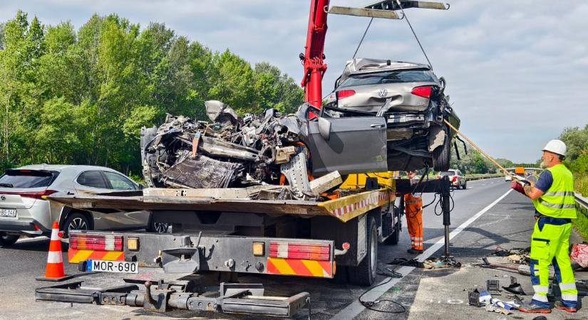 Halálos baleset történt az M1-es autópályán - helyszíni fotók