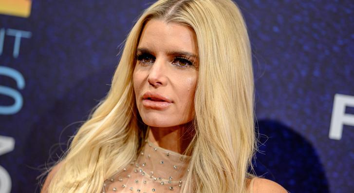 Jessica Simpson 19 év után visszatért az MTV VMA vörös szőnyegére, mindenkit összezavart új külsejével