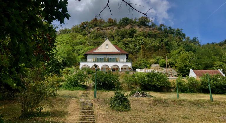 Pierre belépett a Villa Kabalába, és úgy érezte, visszatért a szülői házba, pedig ez egy étterem