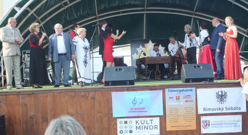 Magyar nóták varázsa a rimaszombati Fő téren