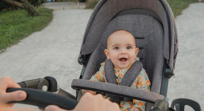 A legtöbb szülő rosszul csinálja: így lenne helyes a babakocsi használata