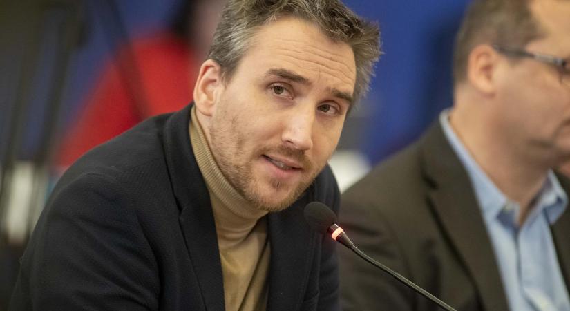Vitézy Dávid felszólította Karácsony Gergelyt, hogy csökkentse Barabás Richárd fizetését, mert túl sokat hiányzik
