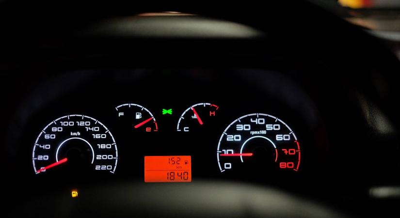 Egy matekprofesszor megmutatta, mennyi időt takarít meg az, aki 130 km/h helyett 160 km/h-vel száguld az autópályán