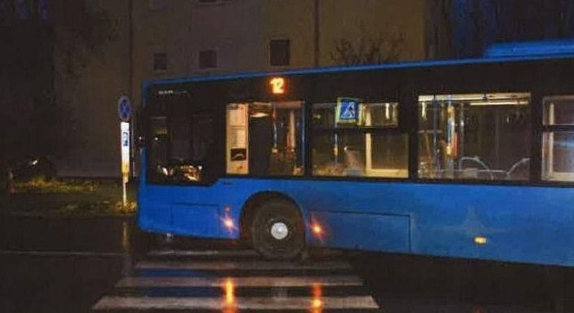 Zebrán ütötte el a gyalogost a figyelmetlen buszsofőr Ajkán