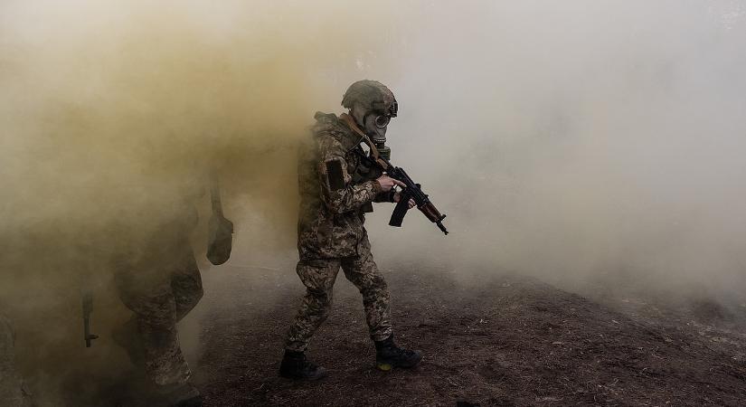 Vérfagyasztó fejlemény: sokszoros túlerővel néznek szembe a fronton az ukrán főparancsnok szerint, új sorozások jöhetnek