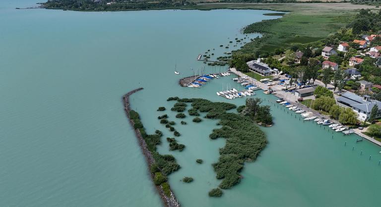 Óriási változások jönnek a Balatonnál, tiltakozás landolt a minisztériumnál