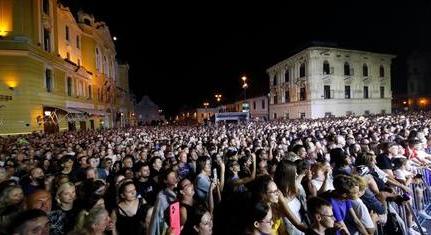 A propaganda fanyalgott, Pécs ünnepelt – történelmi koncertet adott Majka