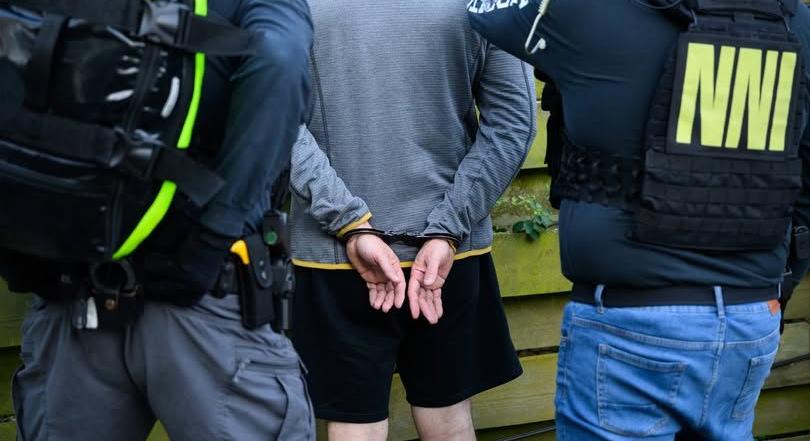 „Két nagyon magas rangú politikust emlegetnek. Az egyiknek állítólag a fiúkat vitték, a másiknak a lányokat” – igazgatói szobában rendezett orgiákról beszél a gyermekvédelmi szakember