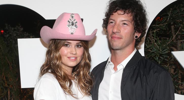 Debby Ryan és a Twenty One Pilots dobosa cuki képekkel jelentették be, hogy gyermekük lesz