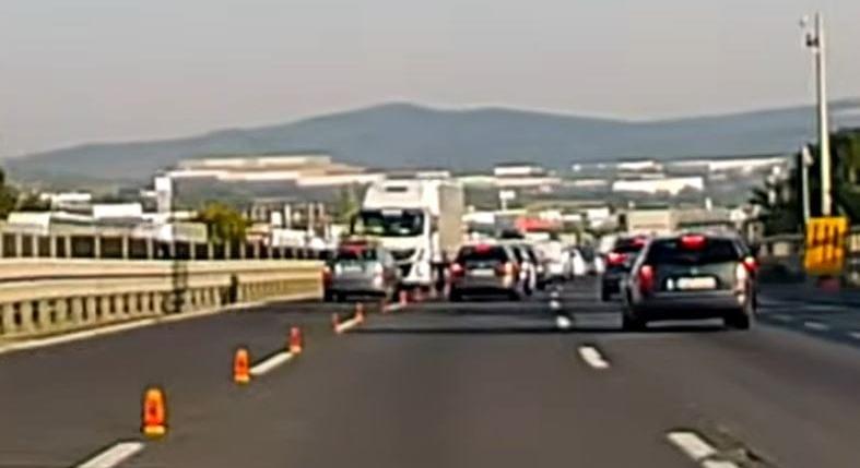 Szembesávba menekülve akarta elkerülni a karambolt egy autós, kis híján kamionnal ütközött – videó