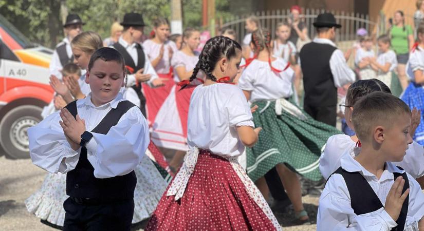 Néptánc és hagyomány ünnepe: harmadszor rendezték meg a KárpátHáz-fiestát Haláborban