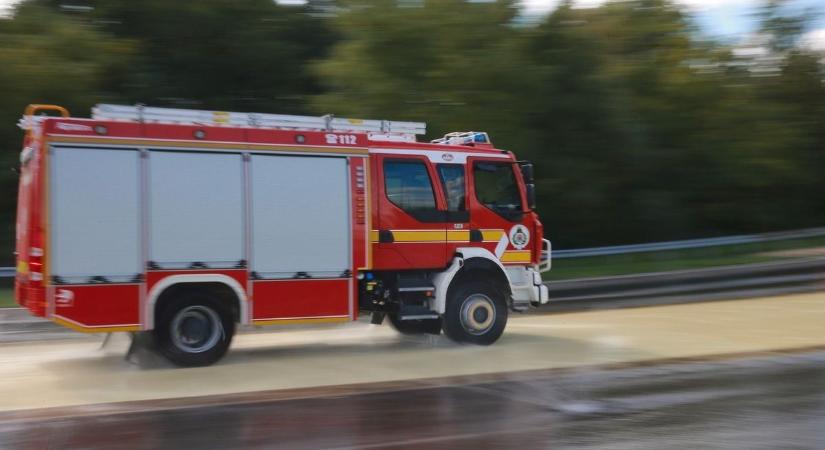 Novajon ég egy családi ház, nagy erőkkel oltják