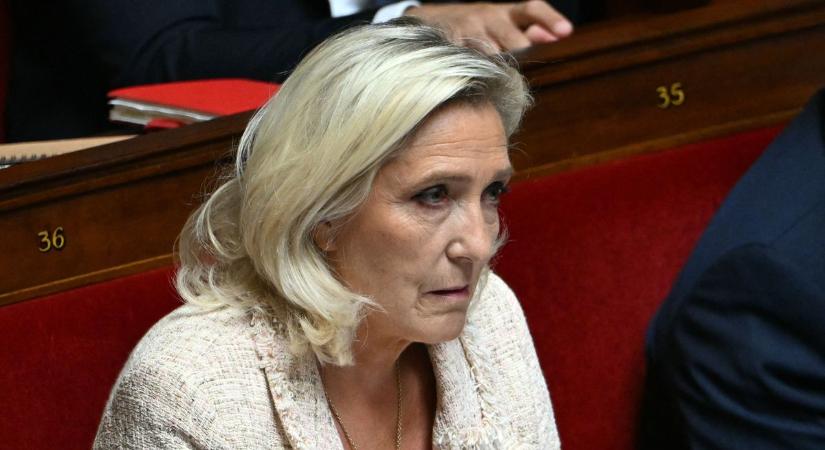 Tovább szorongatják Marine Le Pent: újratárgyalás következik, Macron megint időt nyer