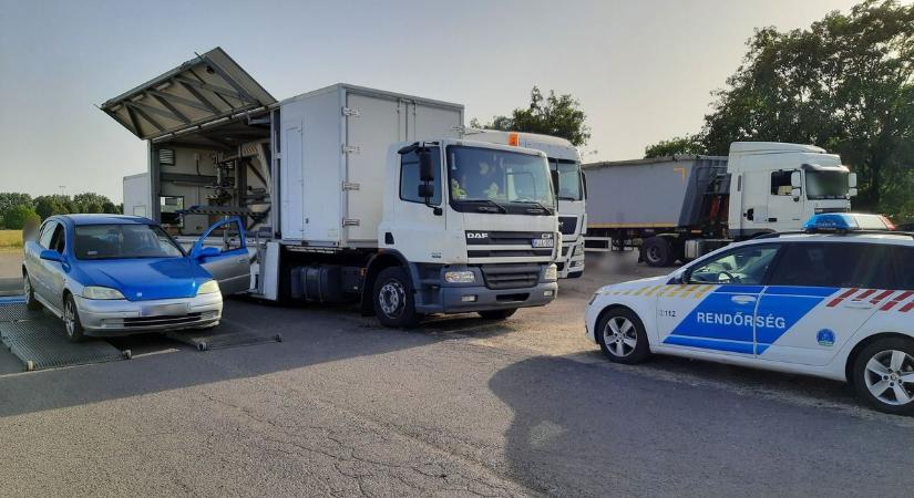Hatalmas razziát tartottak Hajdúböszörményben a rendőrök: szabálytalan sofőrök és veszélyes autók is fennakadtak a rostán