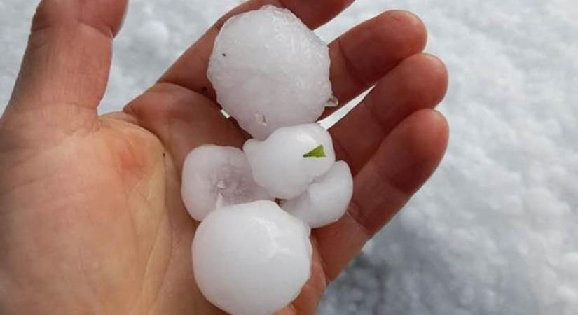 Brutális jégeső csapott le Biharra, tojás nagyságú jég hullott! – fotókkal!