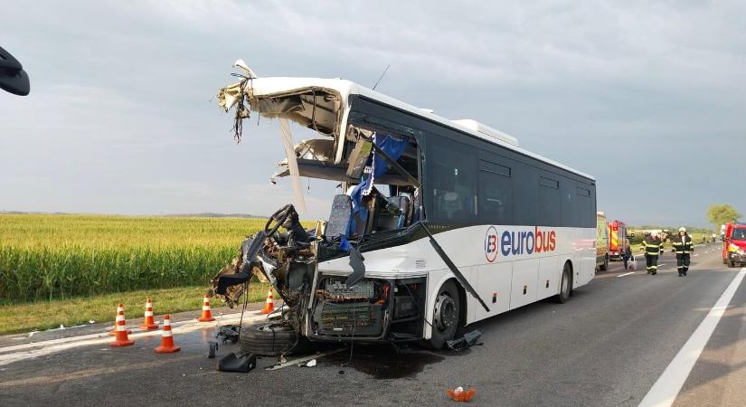 Valószínűleg defekt miatt csapódott a kamion egy busznak Somodinál