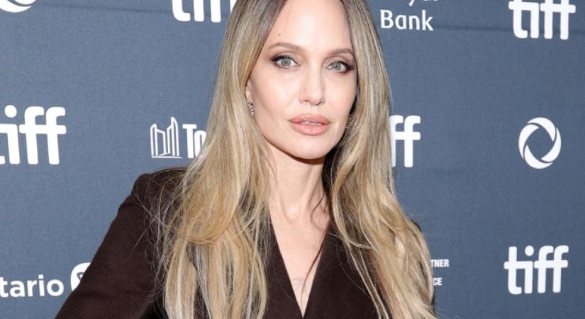 Ez a kabát lesz idén ősszel a divat: Angelina Jolie már viseli, és piszok jól áll neki