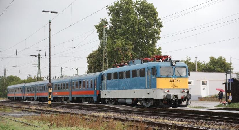 Kiugorhatott egy gyerek a füzesabonyi vonatból, mentőhelikopter szállt le a helyszínen