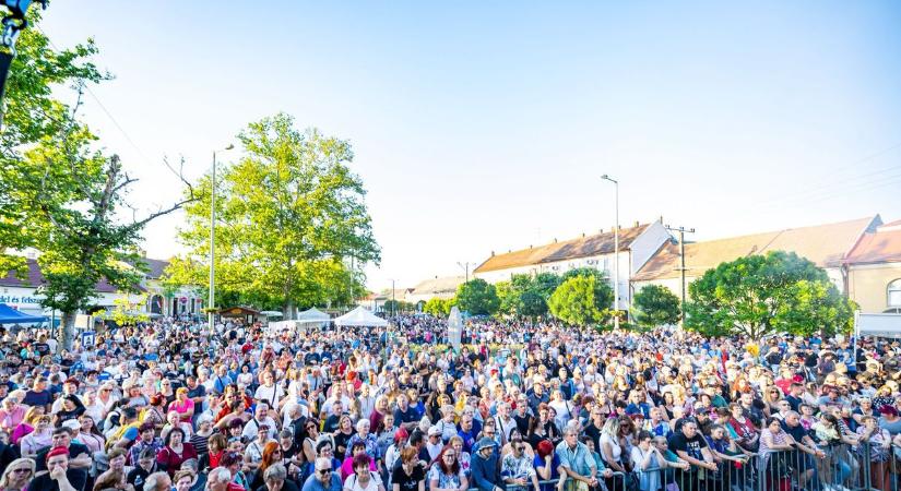Legendák koncertje Kiskundorozsmán – Neoton Família és Roy és Ádám a nagybani piacon