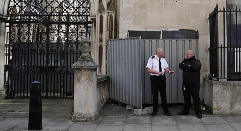Amint felbukkant, gyorsan el is takarták Banksy legújabb alkotását Londonban – fotó