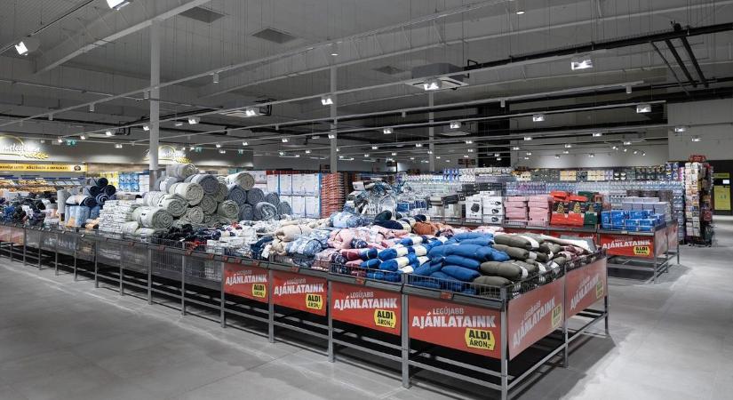 Nem tévedés - 5 forintért árulja a cipőket és a ruhákat a német üzletlánc