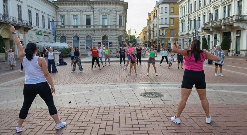 Őrületes hangulat: táncosok robbantak be a Klauzál térre