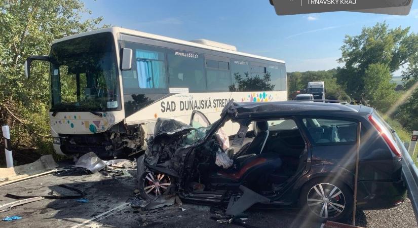 Személyautó ütközött busszal, a sofőrt mentőhelikopter vitte kórházba