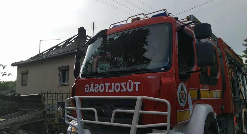 Egy anya és gyermeke menekült a lángoló novaji házból  fotók