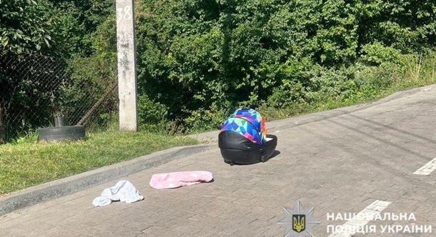 Lembergben egy férfi a kocsi tetején felejtette a babahordozót, s elindult – a csecsemő megsérült