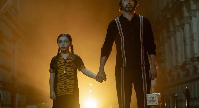 Mads Mikkelsen segít a szomszéd kislánynak likvidálni az ágy alatt lakó szörnyet, Dust Bunny – trailer