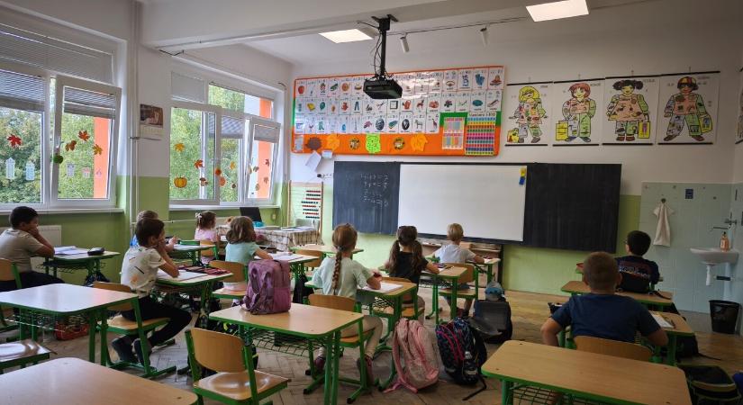 Az egyházgellei képviselők felajánlásából vettek új szekrényeket a helyi iskolába