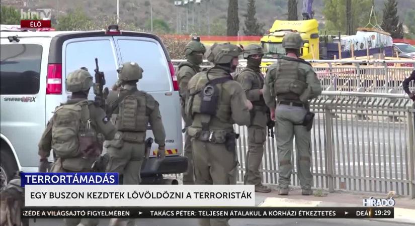 Egy buszon kezdtek lövöldözni a terroristák  videó