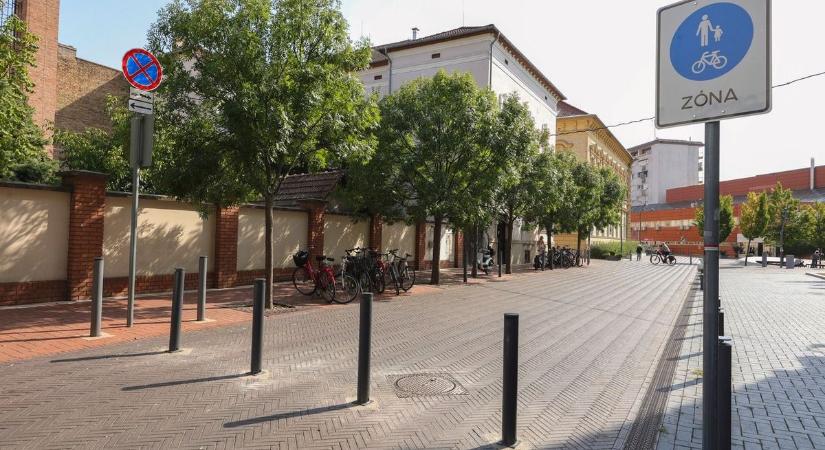 Oszlopok zárták el a szegedi ovi elé vezető utat – a szülők felháborodtak