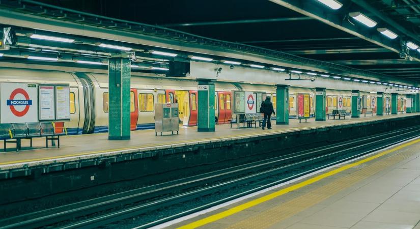Teljes a káosz, leállt a metró az összes vonalon, zsúfolásig megteltek a buszok és a vonatok Londonban