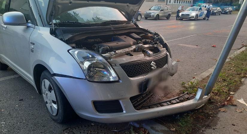 Nagy erejű ütközés Nyíregyházán! Két személyt kórházba kellett szállítani (fotók)