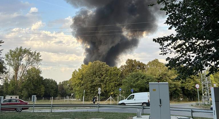 Egy csarnoképület gyulladt ki Mezőhegyesen