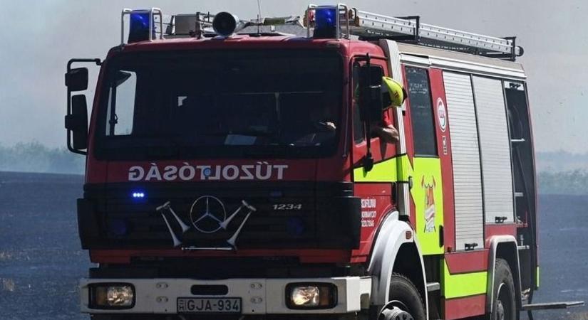 Lángra kapott egy autó Miskolcon, tovább terjedt a tűz az épületre