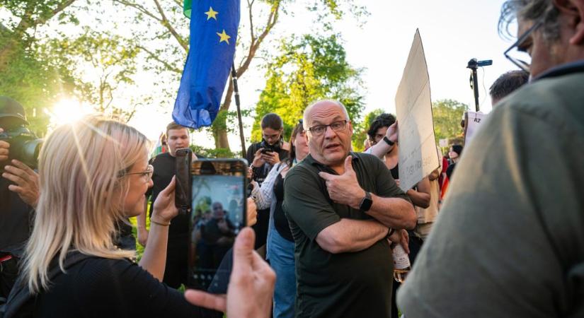 „Ön most nem mond igazat, elnök úr!” – harminc percig tombolt a szájkarate Magyar Péter és az M1 riportere közt
